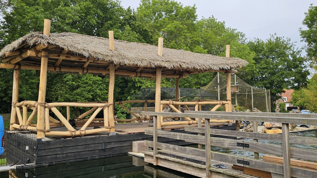 Gazebo met Coconut thatch, coconut ceiling en afgewerkt met kunststof touw